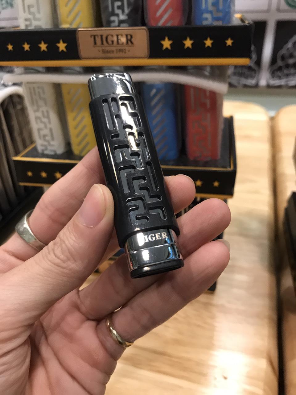 Bật Lửa Tiger Lửa Khò Đỏ -Kiêm Giá Đỡ Điện Thoại [Authentic]