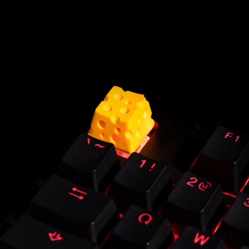 Keycap cheese vàng đậm trang trí bàn phím cơ gaming.
