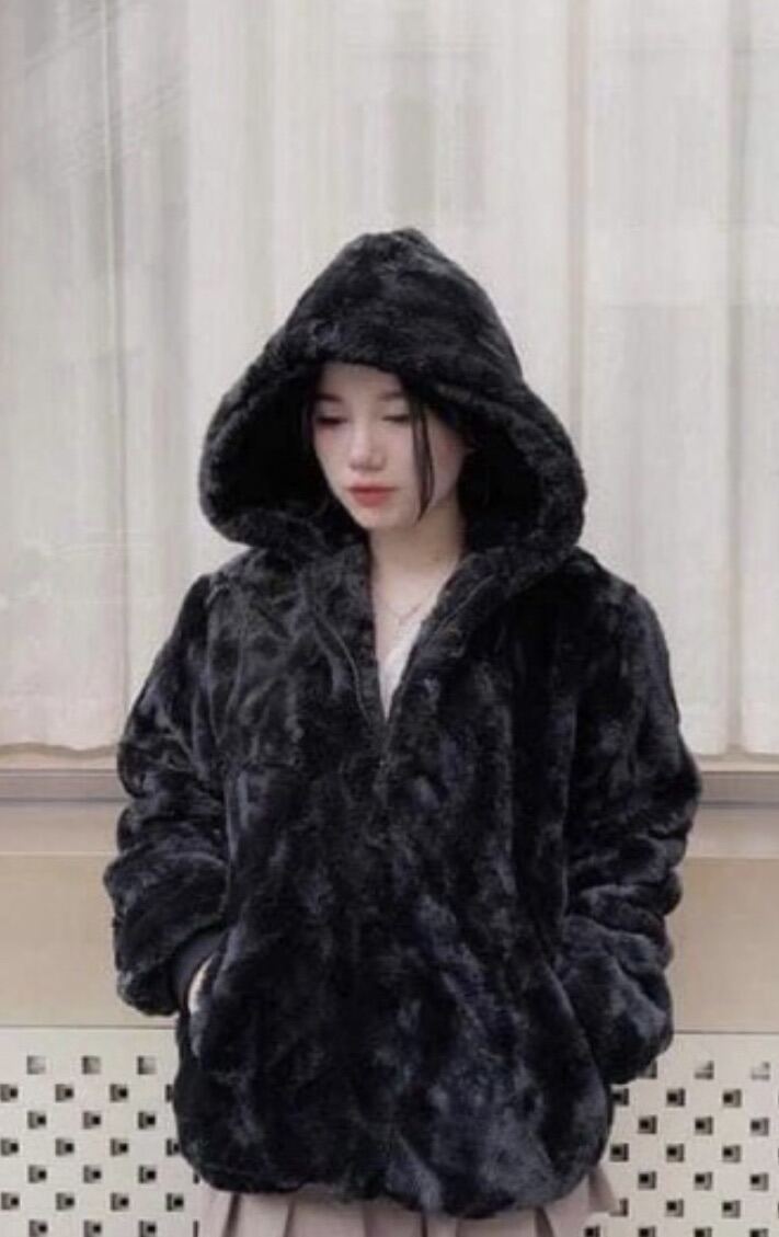 Áo lông cừu đen trơn có mũ dày dặn