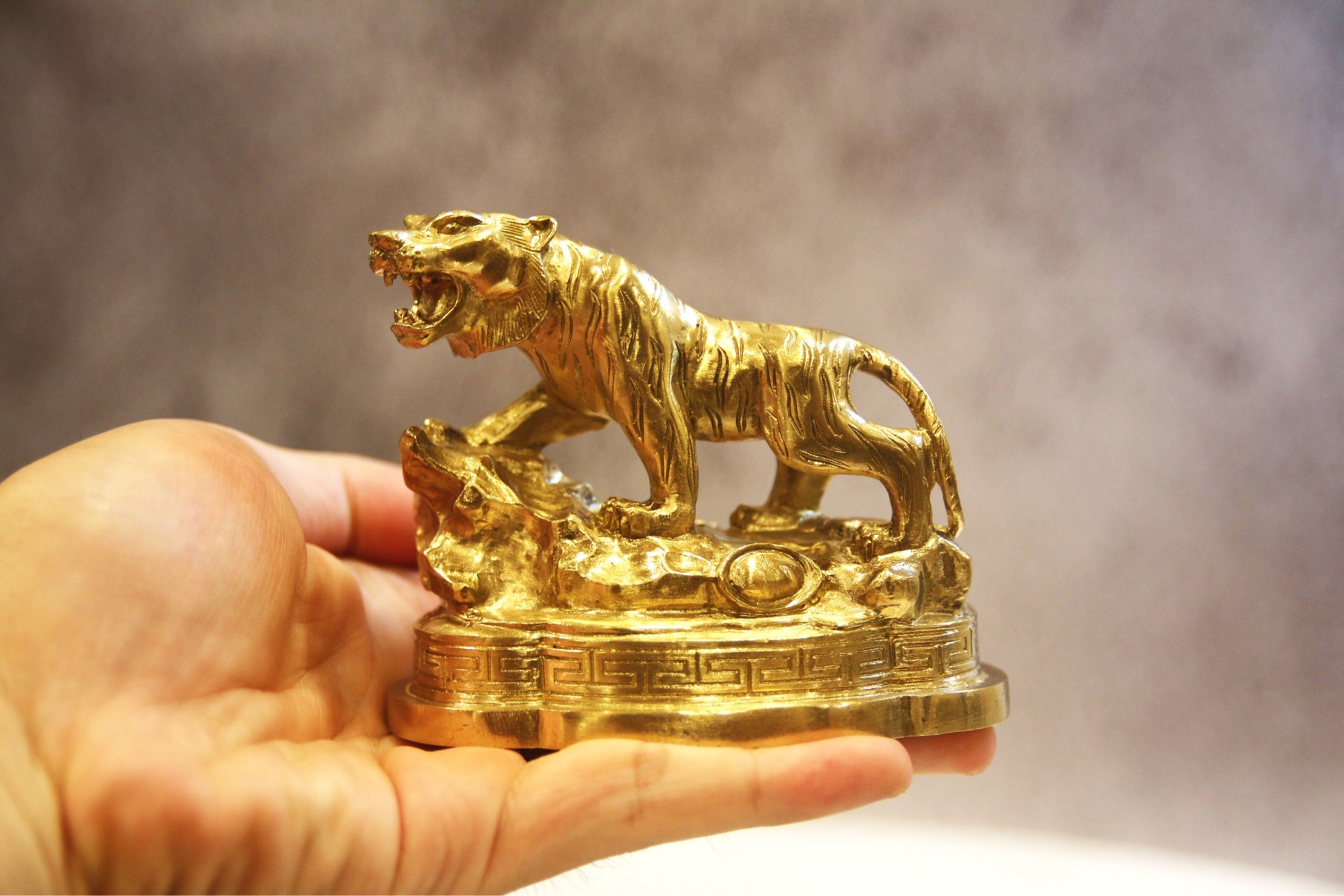 Tượng mãnh hổ bằng đồng Cattut