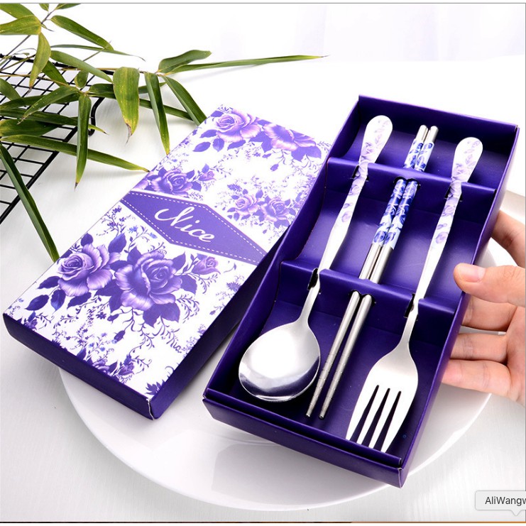 Bộ thìa đũa dĩa inox in hoa văn.