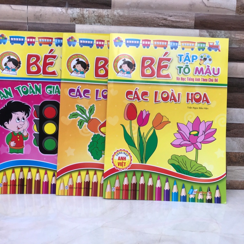 Bé tập tô màu theo chủ đề