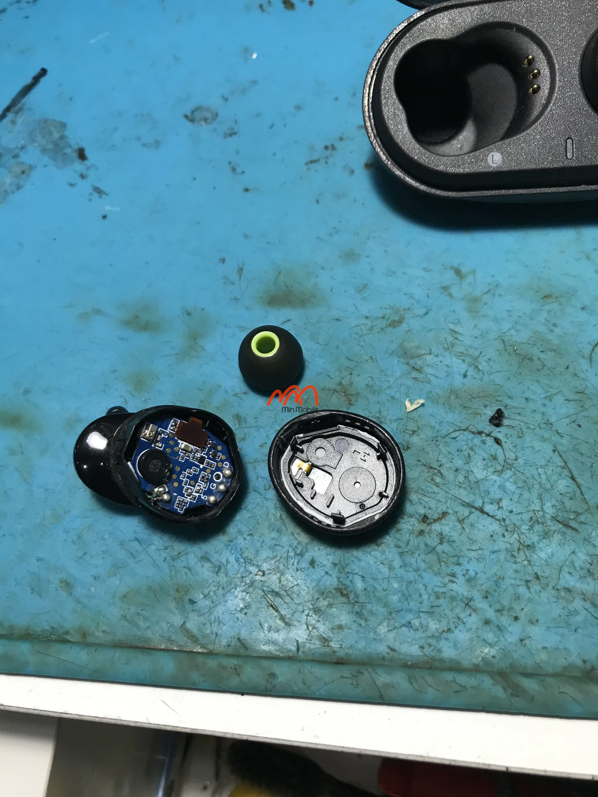 Thay pin tai nghe Sony WF-XB700