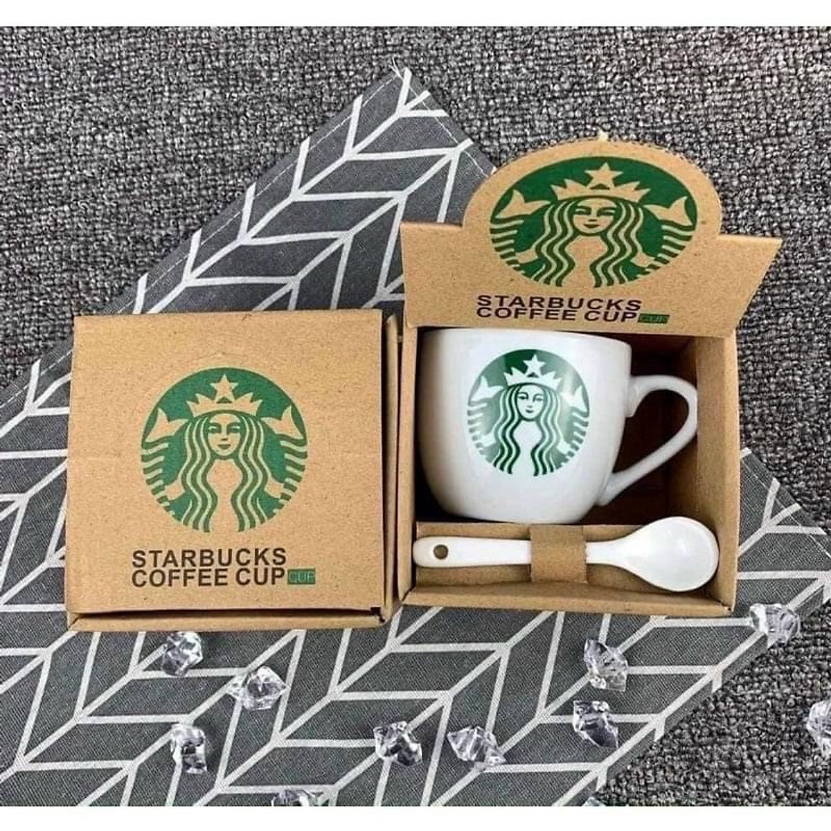 Bình và cuốc nước hiệu Starbuck