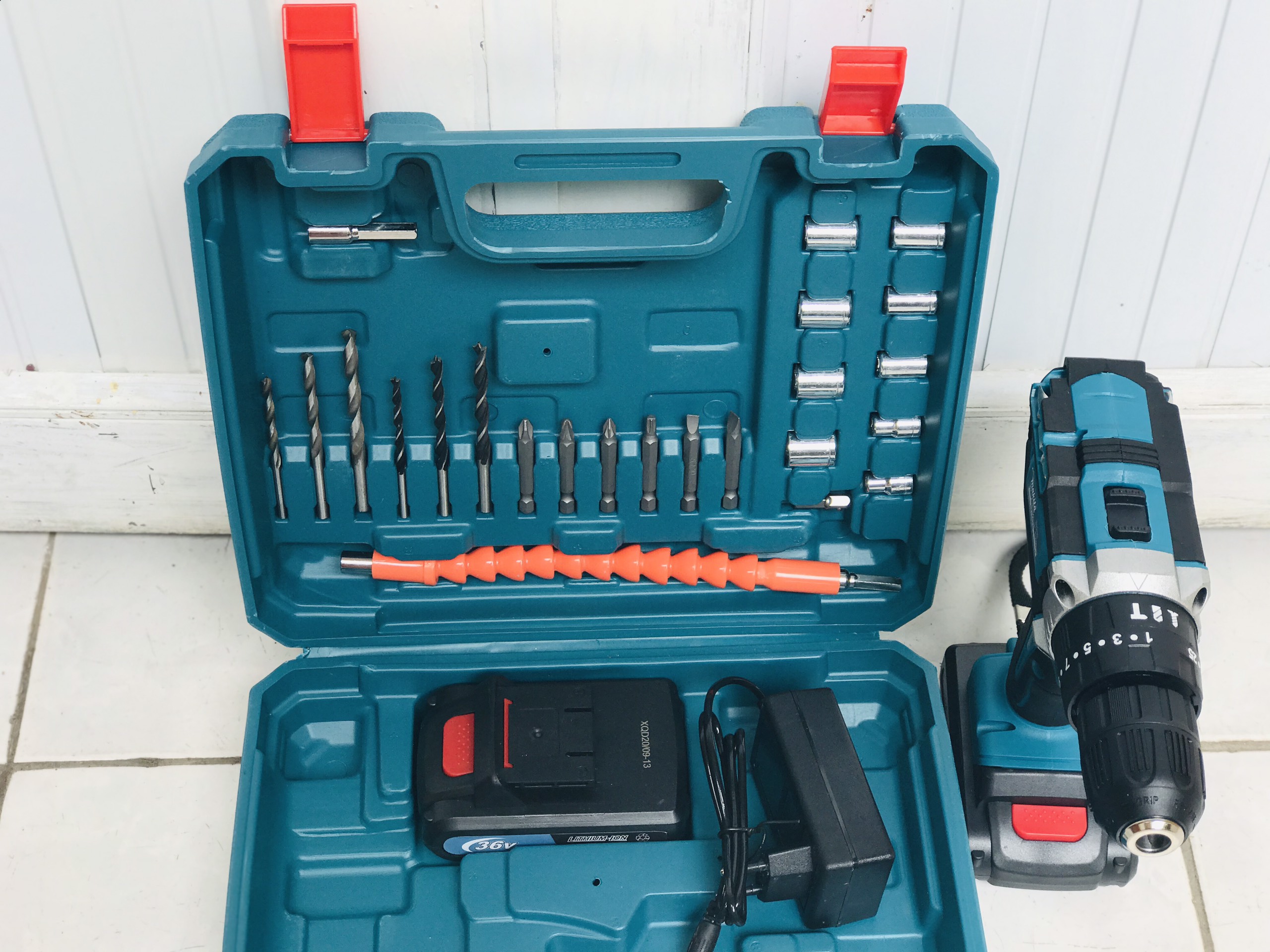 Máy khoan pin có BÚA makita 36v. (kèm 2pin và nhiều phụ kiện)