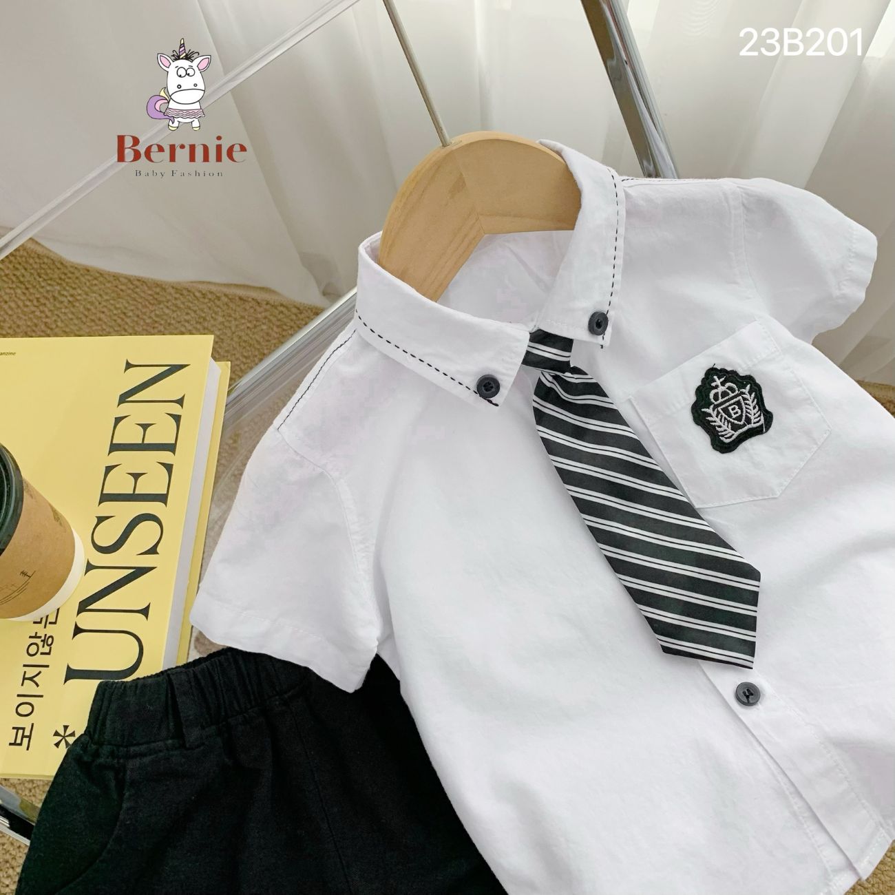 Set bộ đi chơi bé trai BERNIE áo sơ mi trắng cà vạt phối huy hiệu cho bé từ 9 đến 24kg