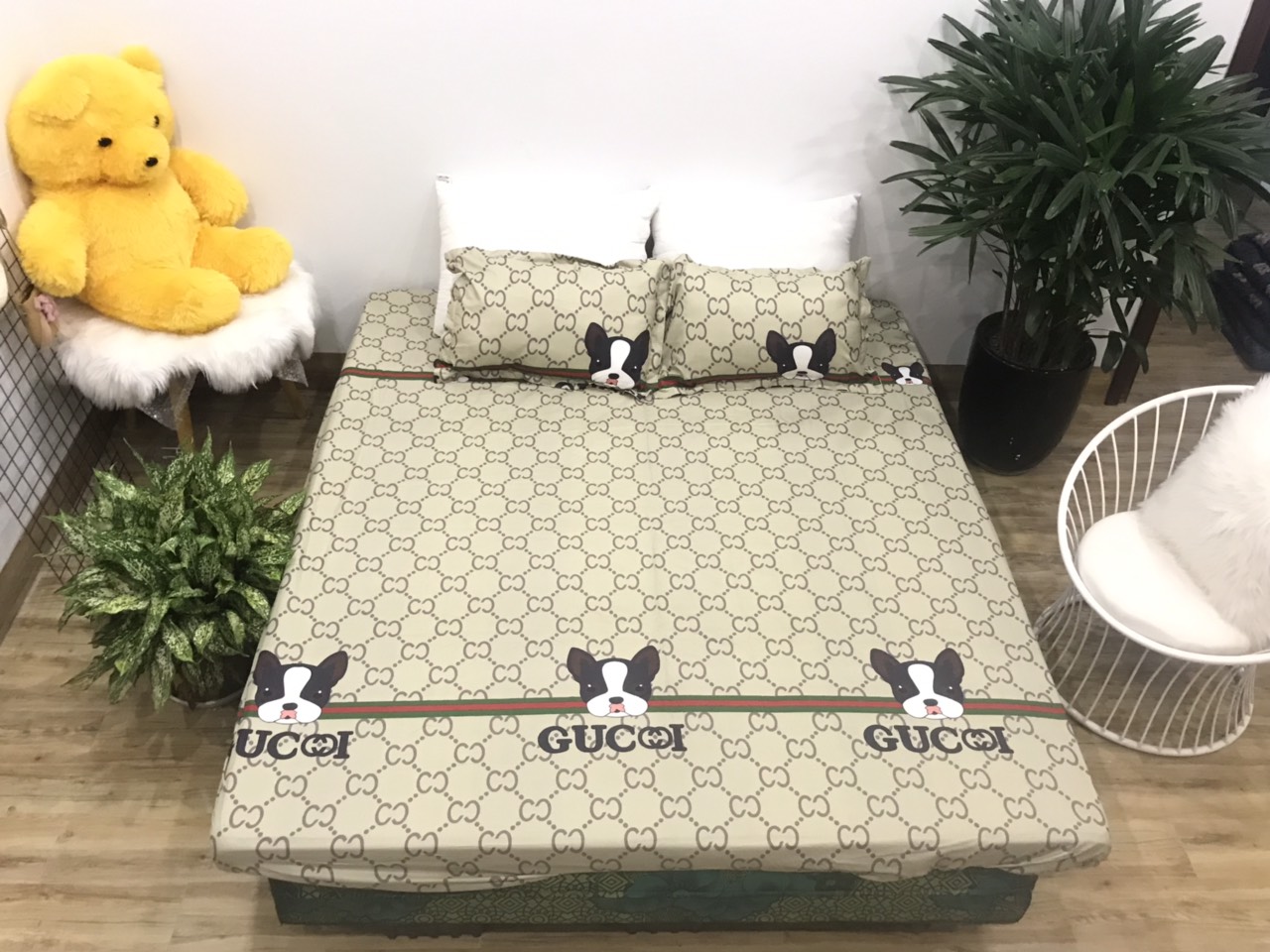 Set Ga Gối Cotton Poly Mẫu Chó Gucci P14 ( gồm 1 ga + 2 vỏ gối )