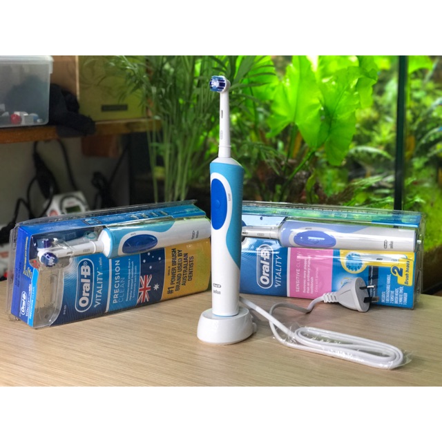 Bàn chải đánh răng điện Oral-B Vitality Plus