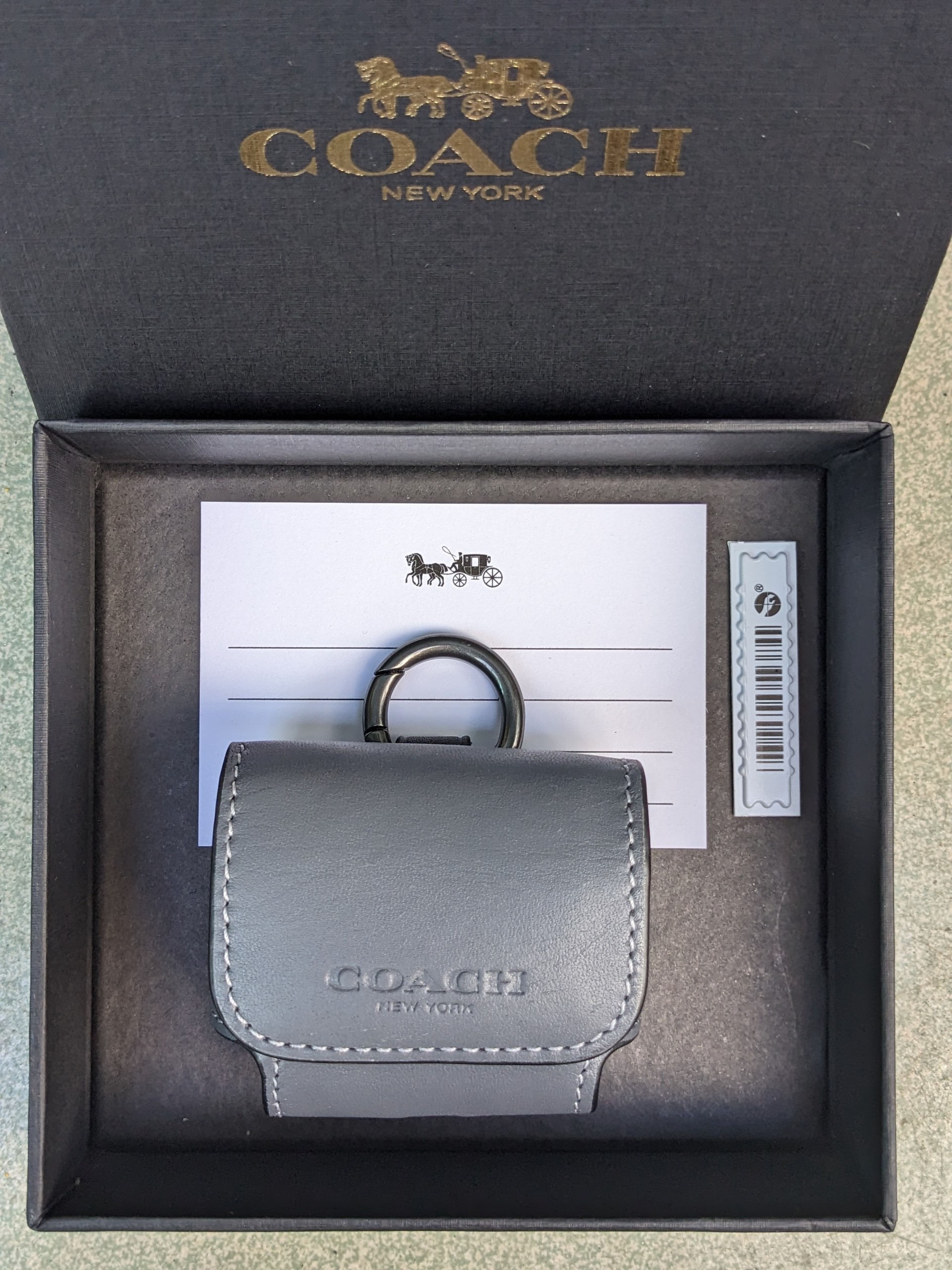 Coach Airpods Pro case có móc màu xám