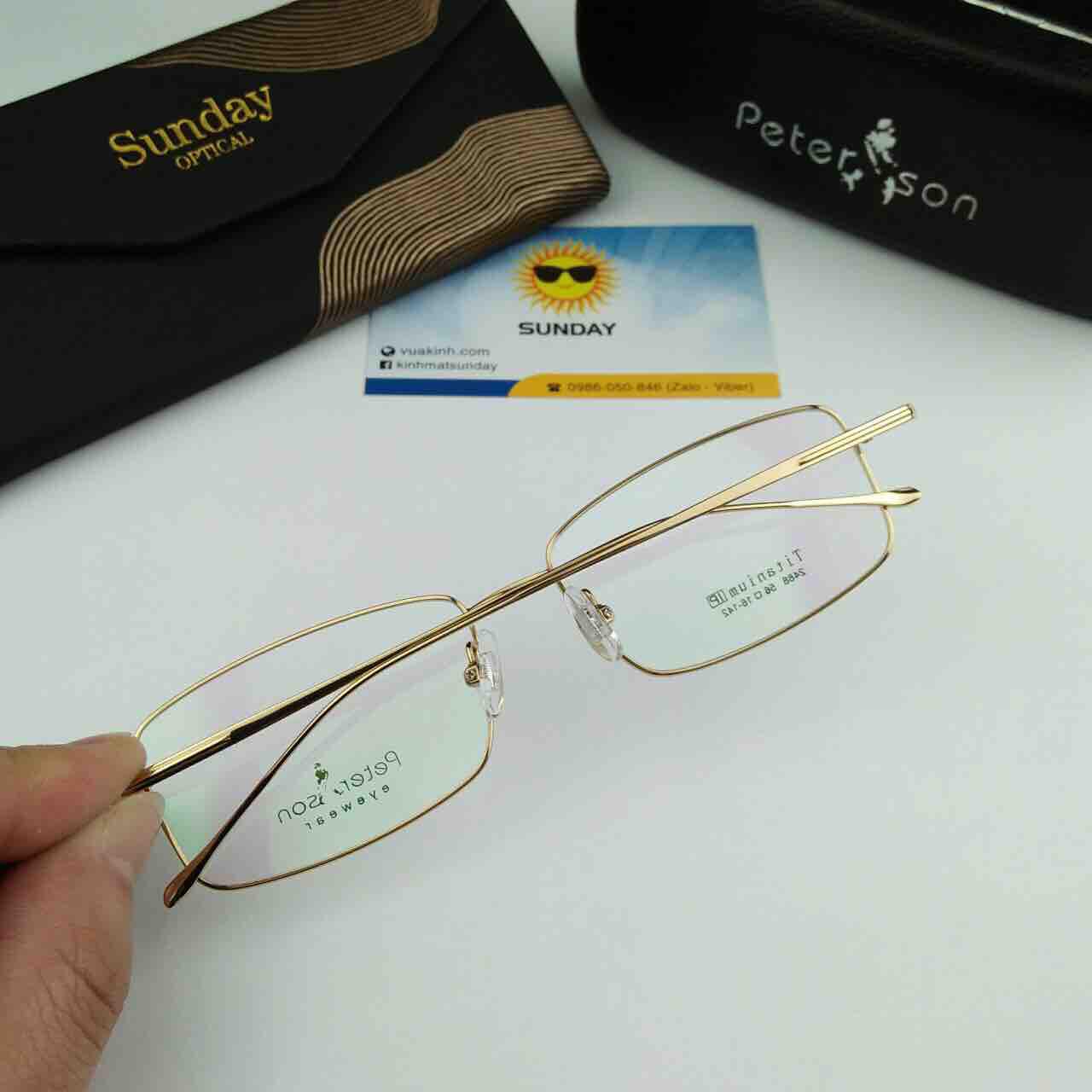 Gọng kính titanium dáng mắt vuông