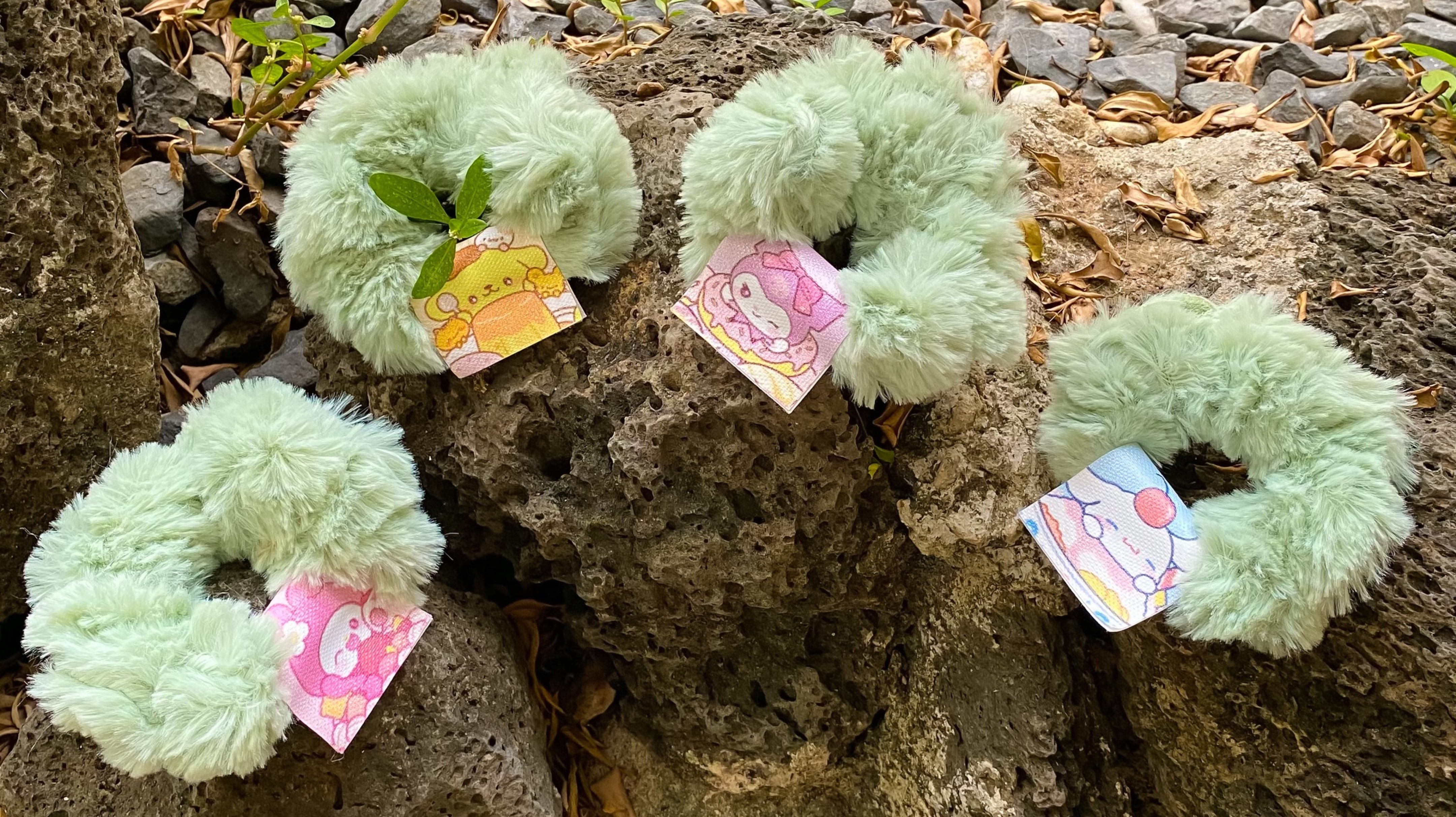 Dây cột tóc scrunchies lông mềm đính kèm charm