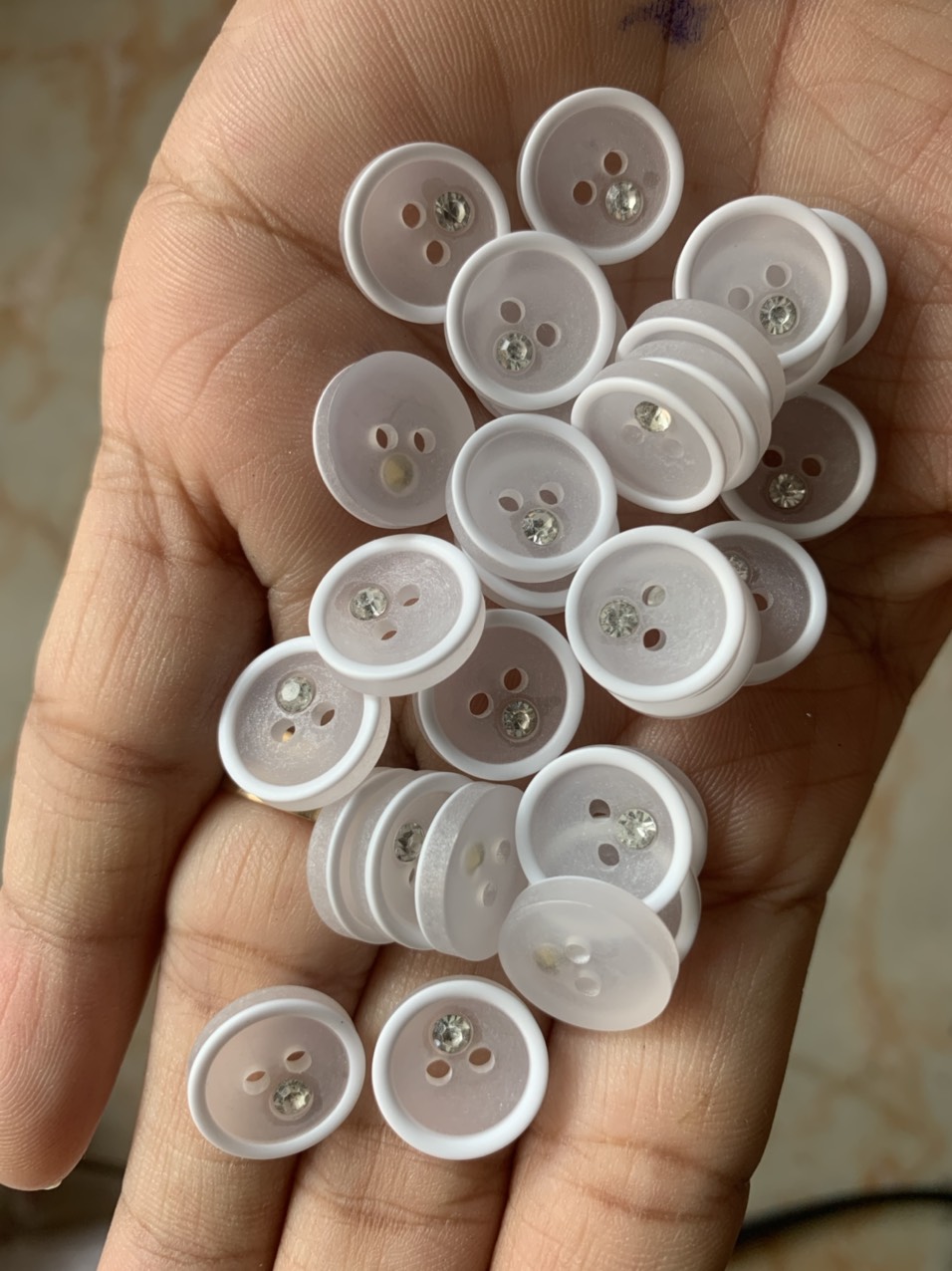 Nút sơ mi trắng có đính đá đường kính 1.2cm sử dụng đơm kết áo sơ mi