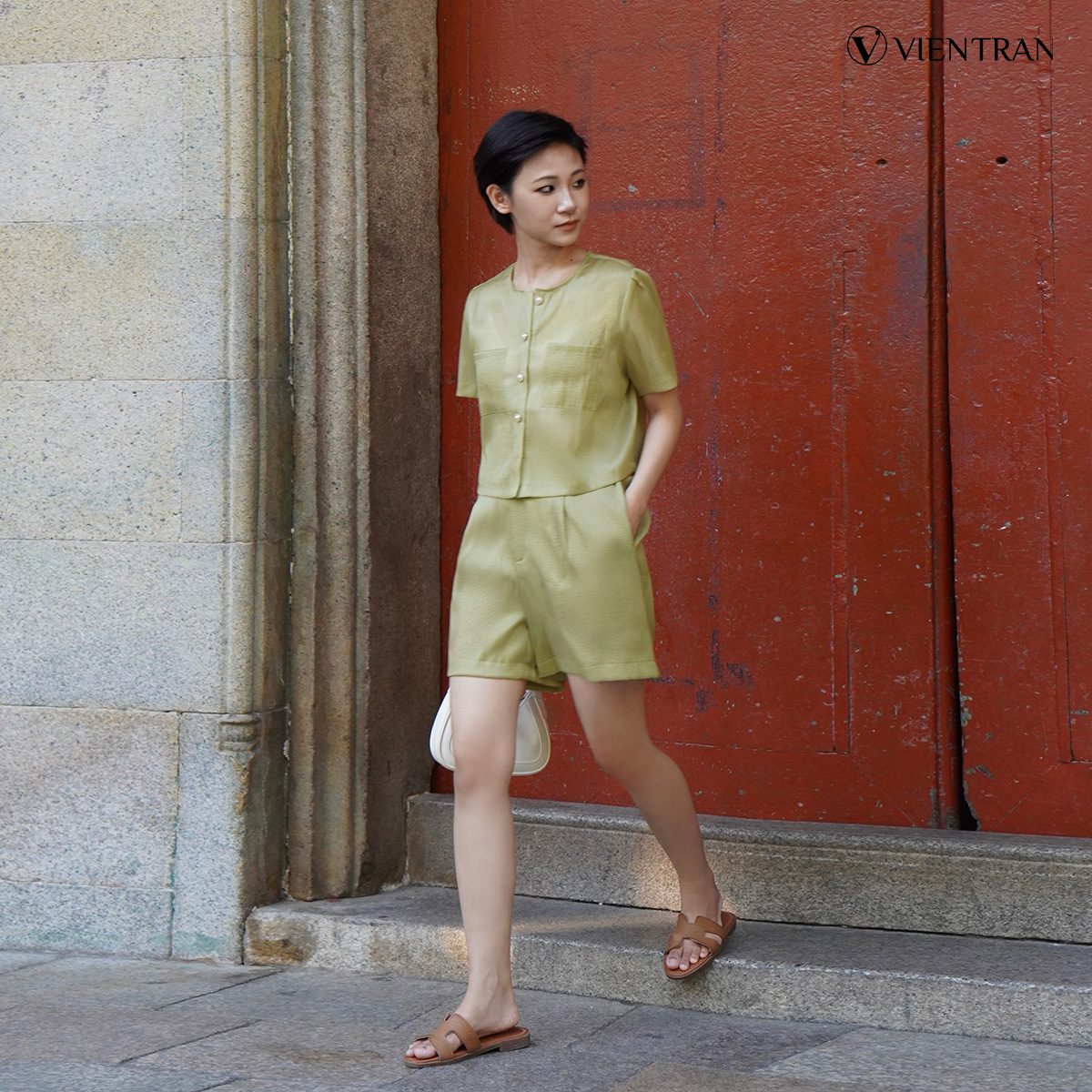 Quần shorts vientran ly xếp túi dọc v64s23h007