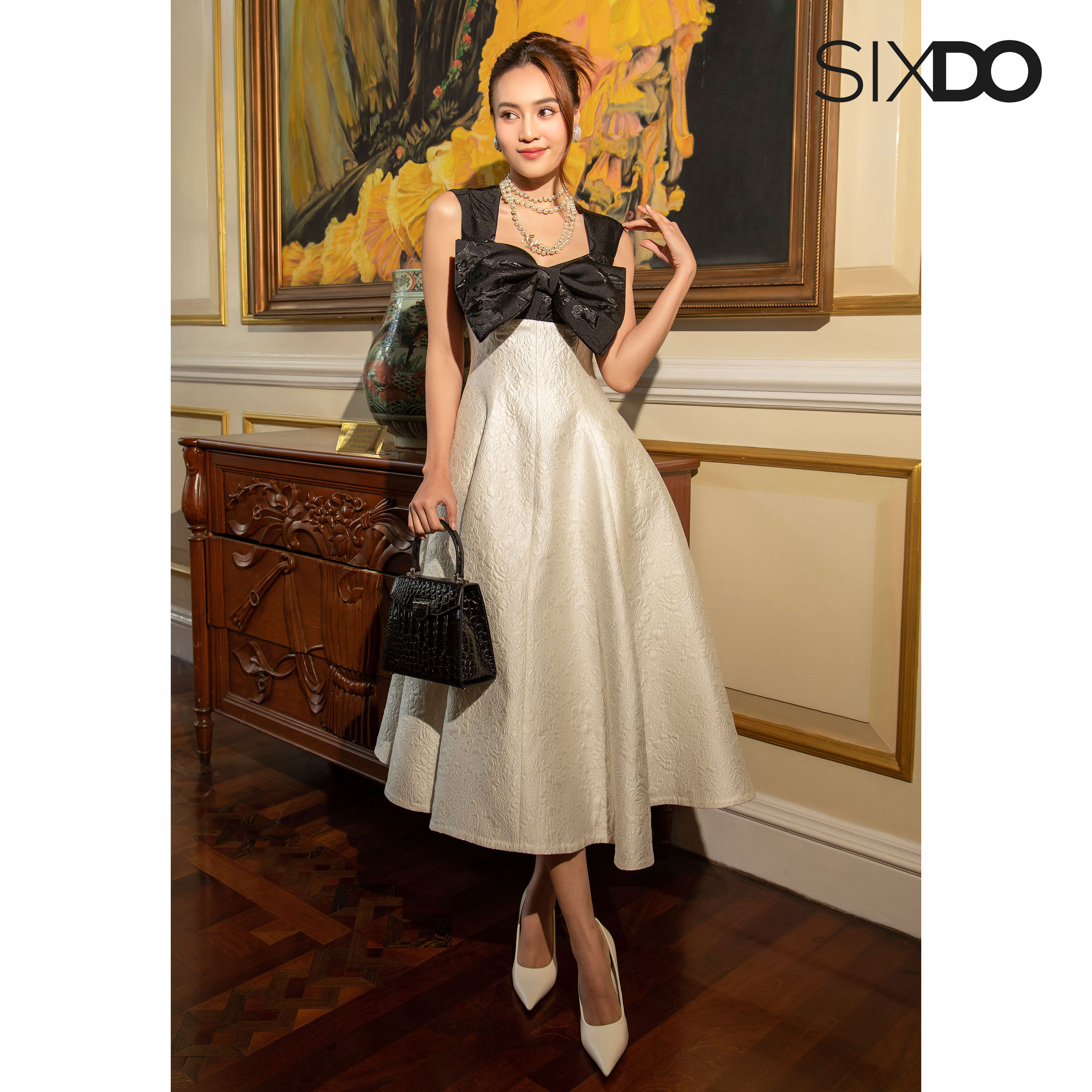 Đầm gấm xòe cổ vuông phối nơ SIXDO