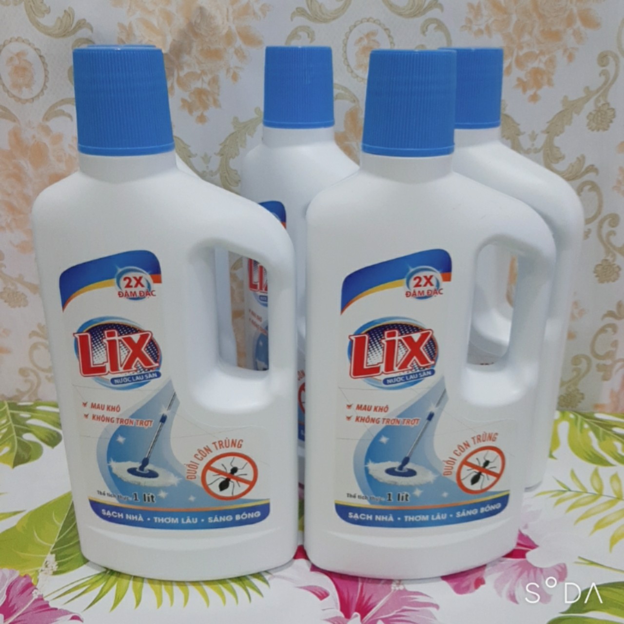 [HCM]Nước lau sàn đuổi côn trùng Lix can 1 lít
