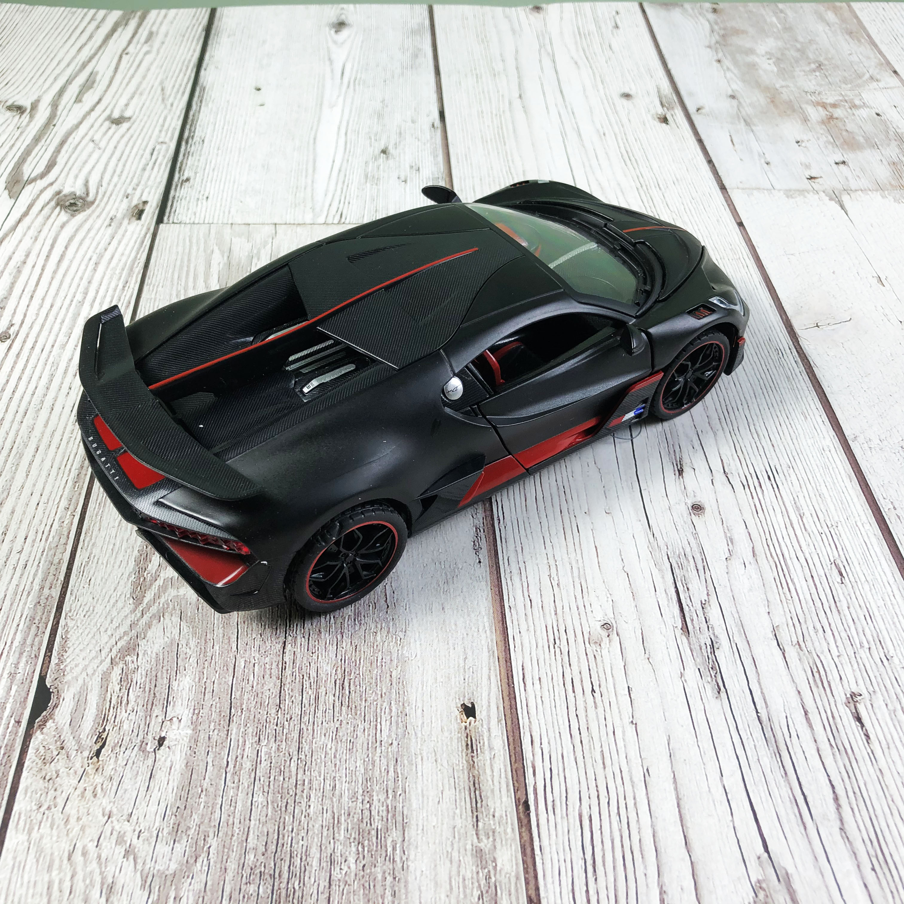 Xe mô hình Bugatti Divo tỉ lệ 1:24 hãng Hengteng