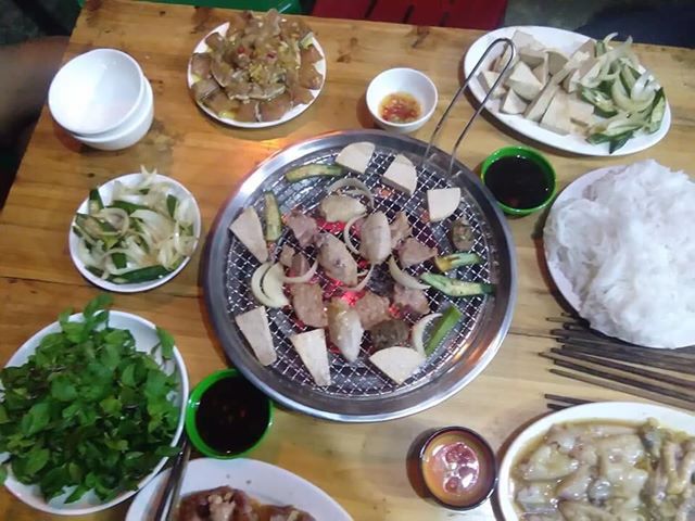 Bếp nướng than hoa đặt âm bàn cho quán nướng