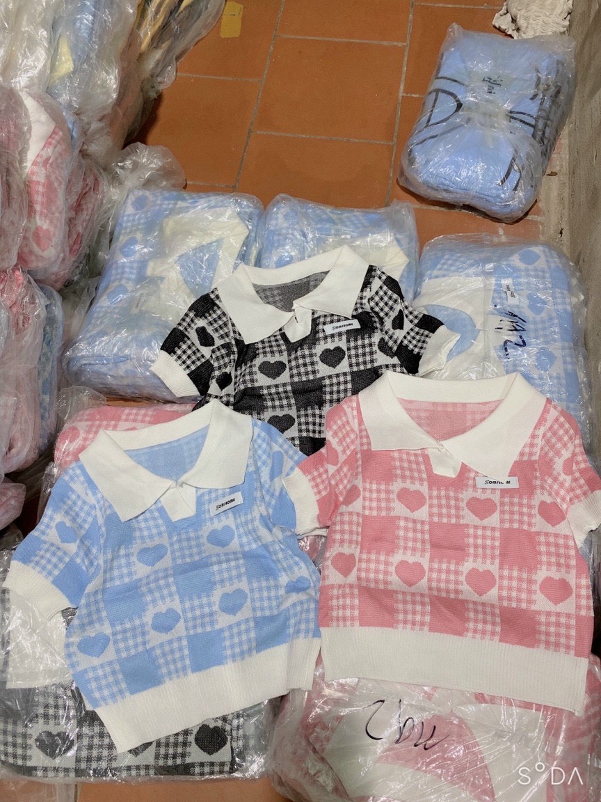 Áo len croptop sọc caro tim cổ bẻ