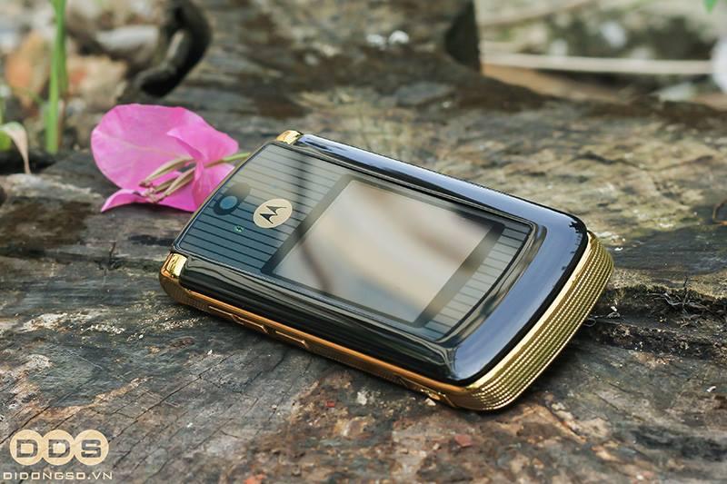 Điện Thoại Motorola V8 Gold nắp gập