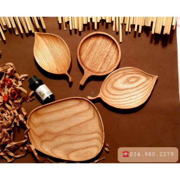 Khay gỗ đựng bánh và gia vị sốt chấm cho bữa tiệc