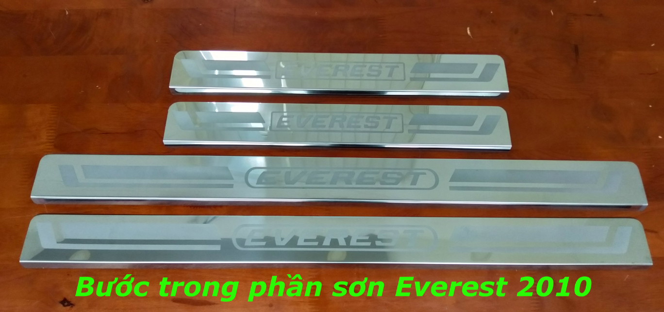 Ốp inox chống trầy bước chân trong ford everest 2010