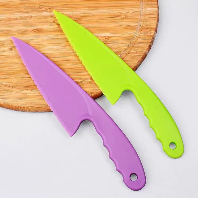 Dao nhựa cắt bánh