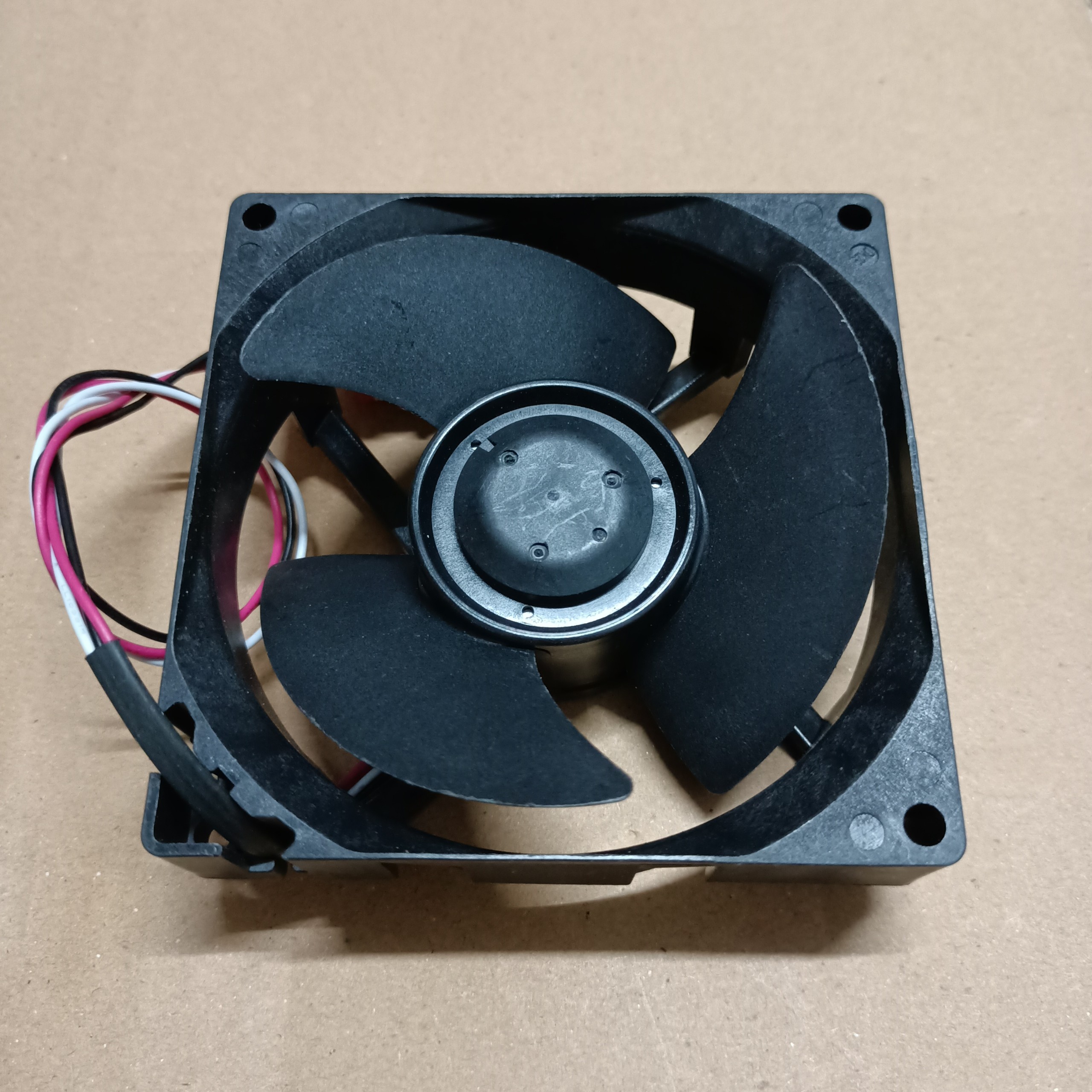 Quạt tủ lạnh DC 12v-3 dây- 3 cánh 9x9cm ( Dùng cho tủ lạnh)