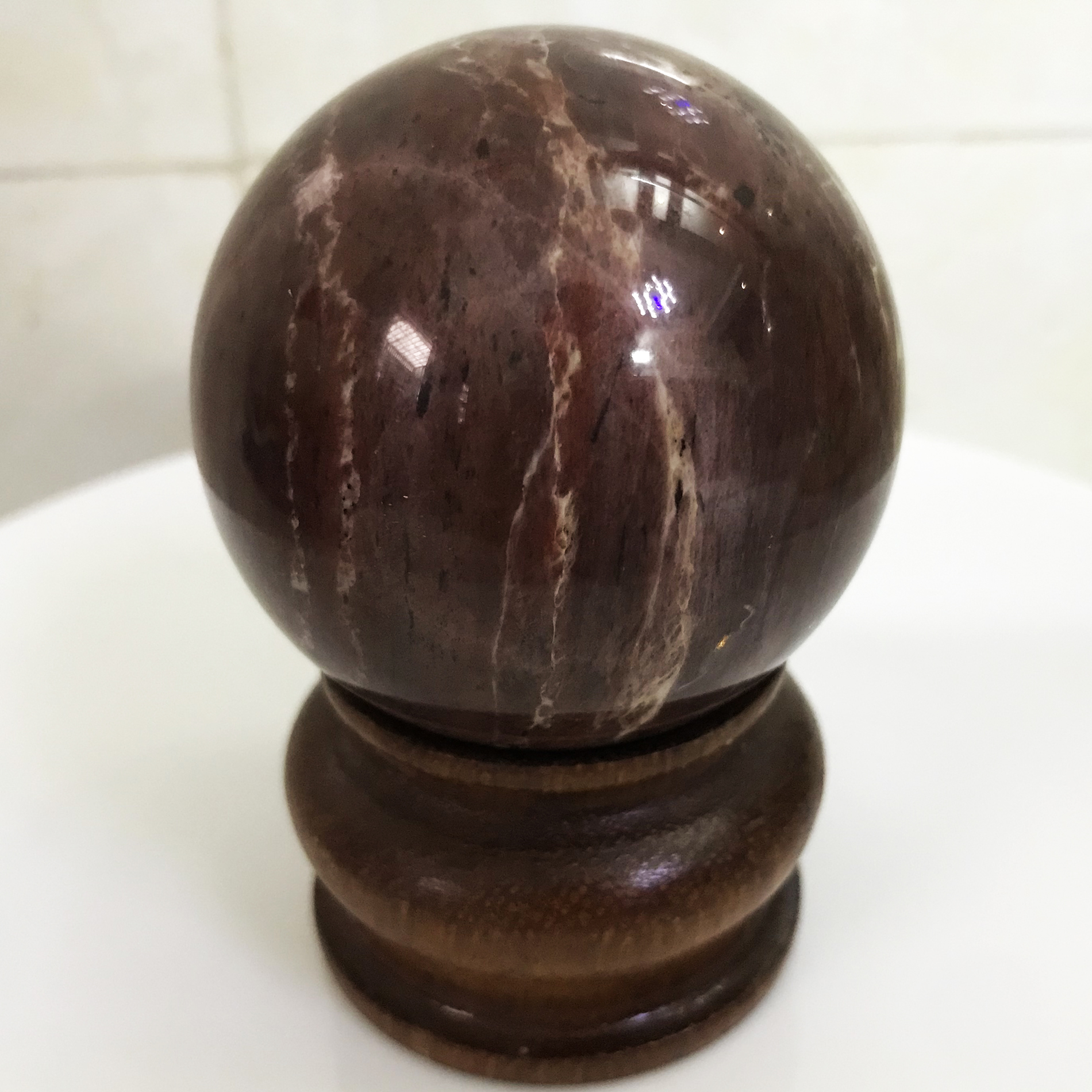 Cầu bi đá màu đỏ tự nhiên đường kính 5-cm cho người mệnh Thổ và Hỏa ( nặng 300 gr) có chân đế gỗ