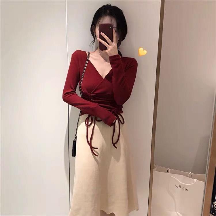 Áo thun tay dài cổ v form croptop phối rút hai bên eo duyên dáng tts0872