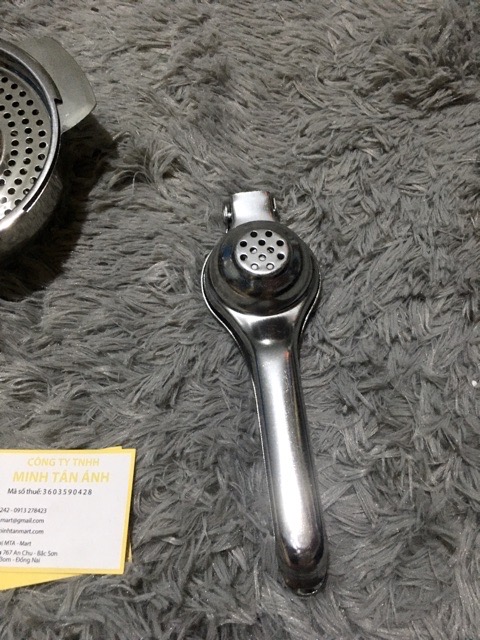 Dụng cụ vắt chanh bằng tay .