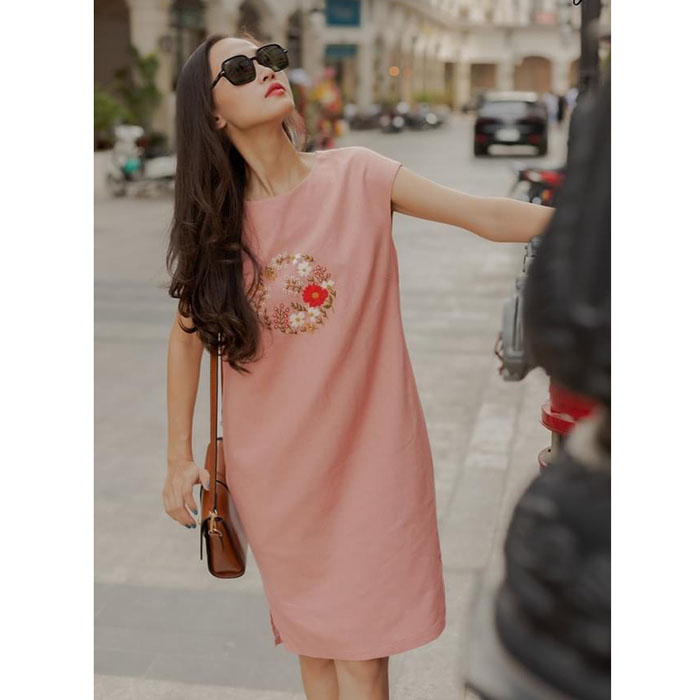 Đầm suông linen tay hến thêu hoa ngực