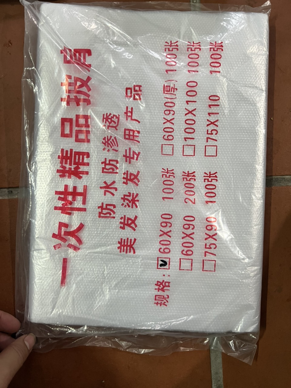 Bịch 100 chiếc áo choàng nilong dùng để uốn ép nhuộm tóc dùng 1 lần