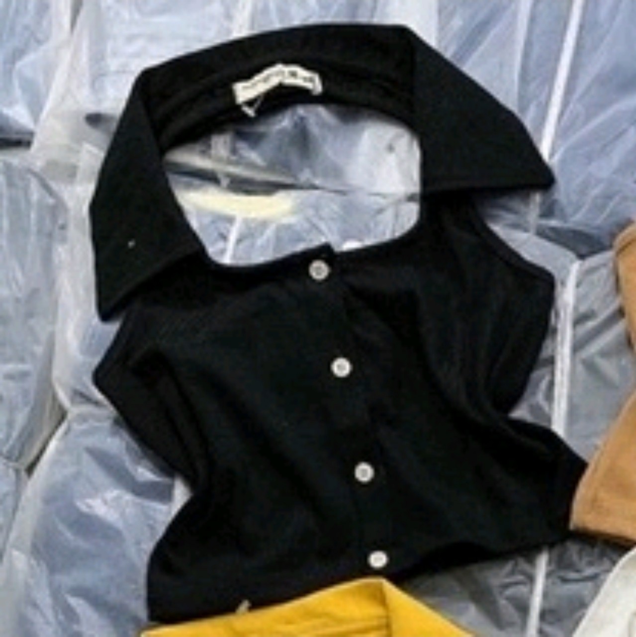 Aó croptop cổ yếm phối cúc , chất vải thun gân