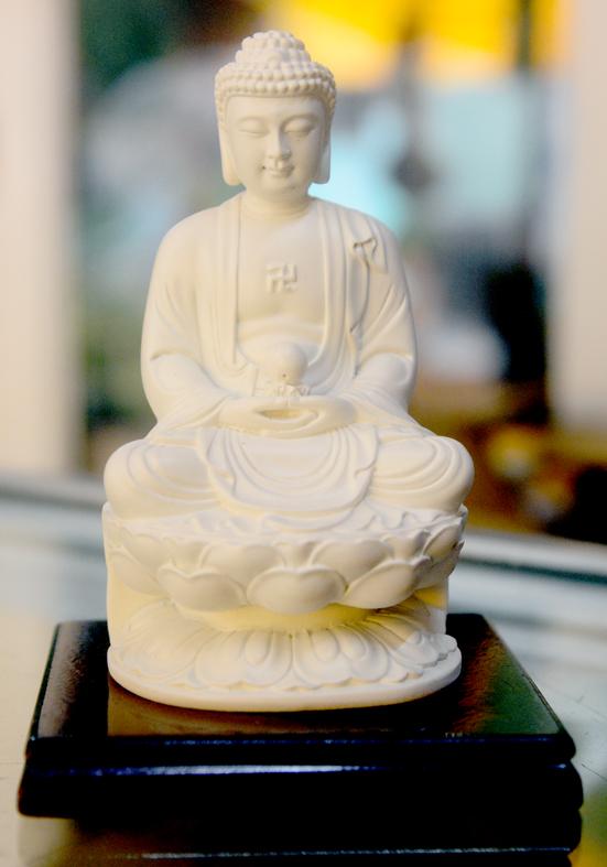 Tượng Đức Phật A Di Đà bưng ngọc sơn trắng cao 11cm