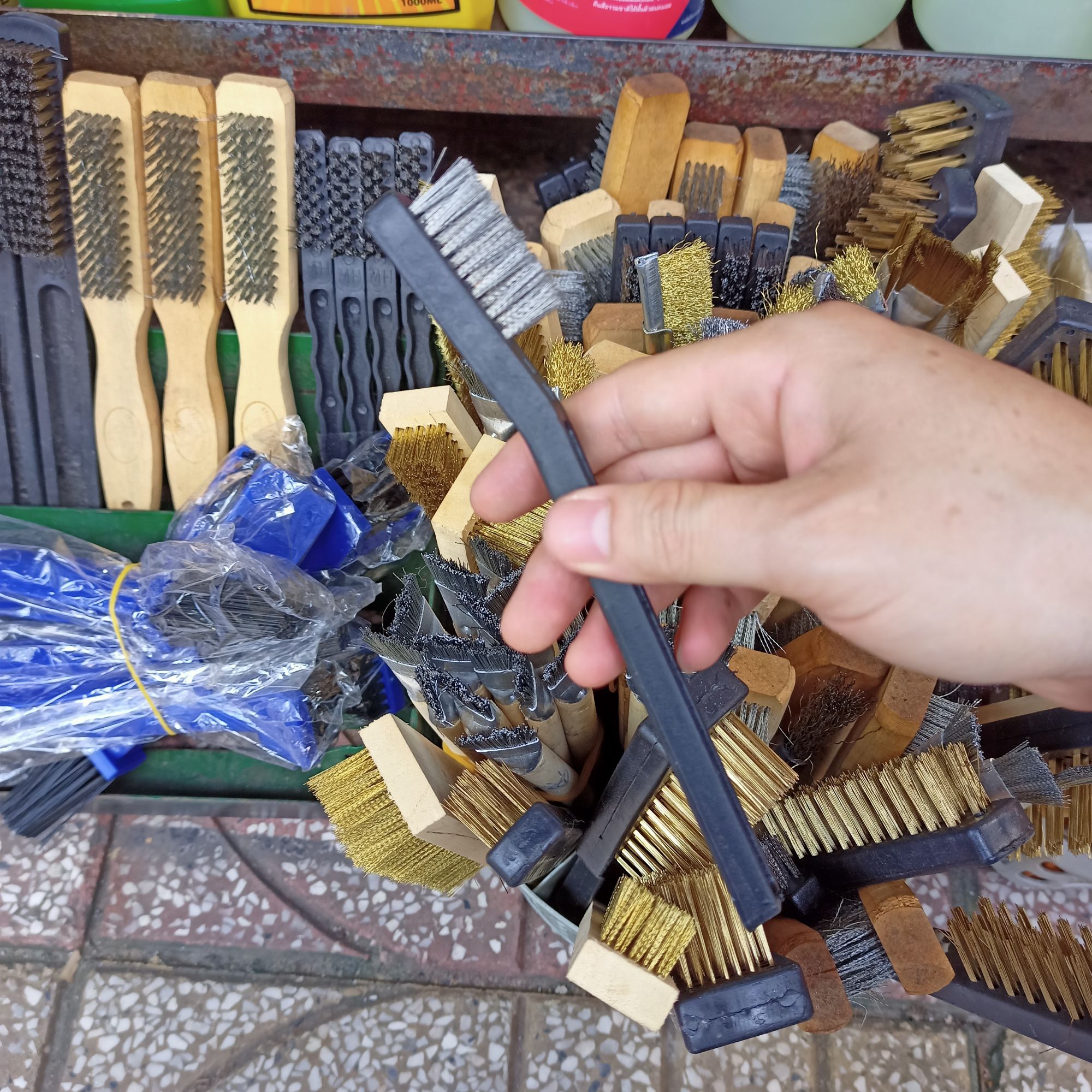 bàn chải thép ( như hình)