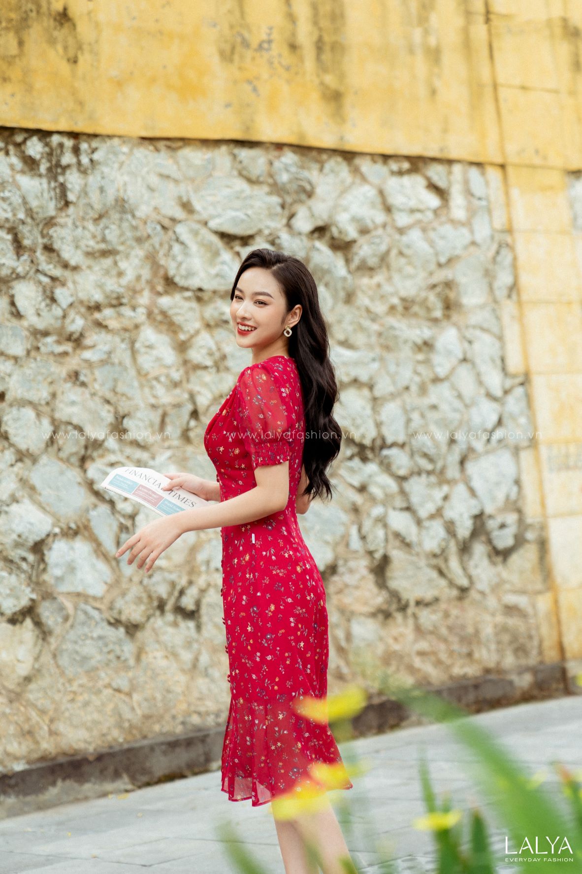 LALYA_D373_ Váy hoa đỏ cúc bọc chun vai_ĐỎ