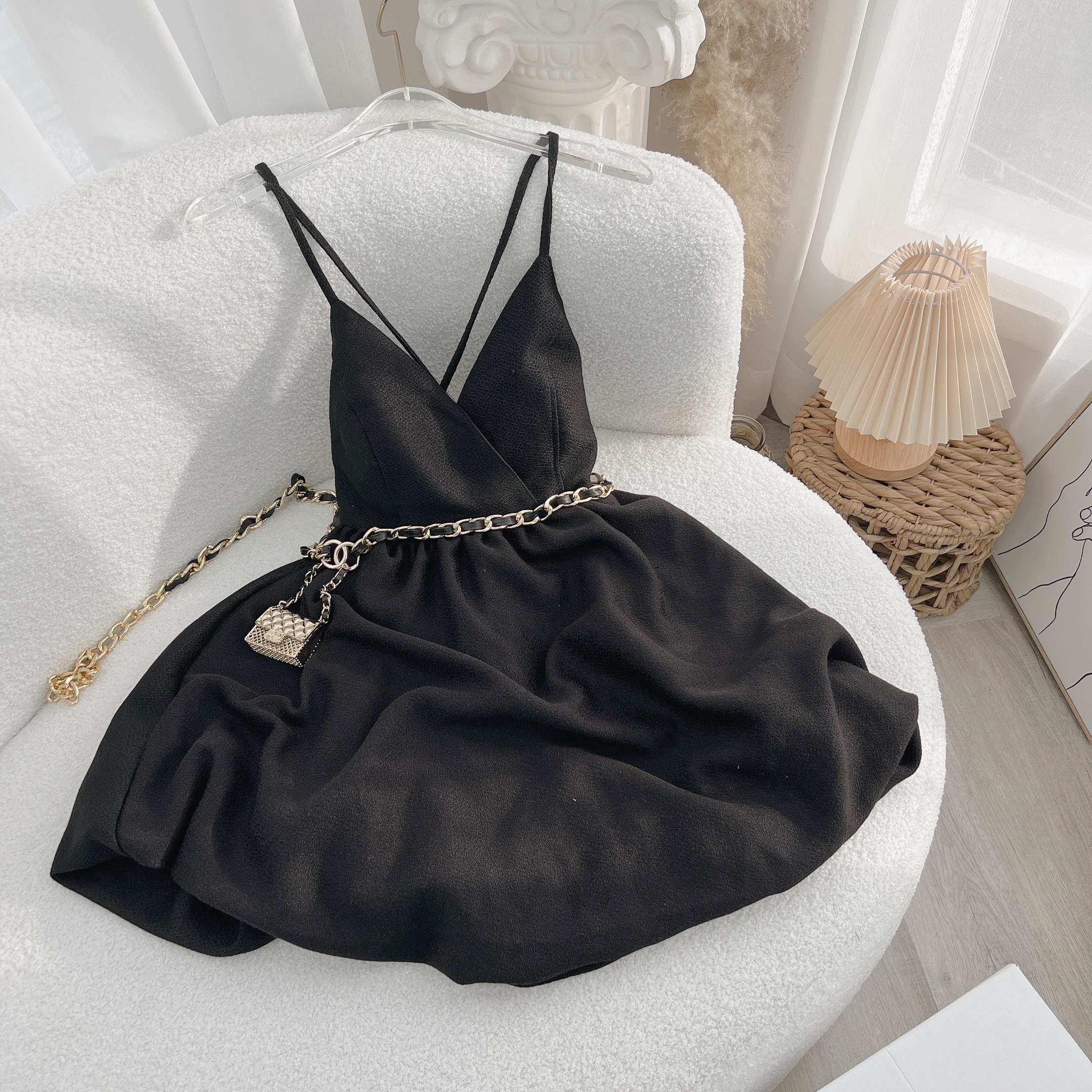 Đầm 2 dây đen xoè bồng dây chéo lưng - SR170