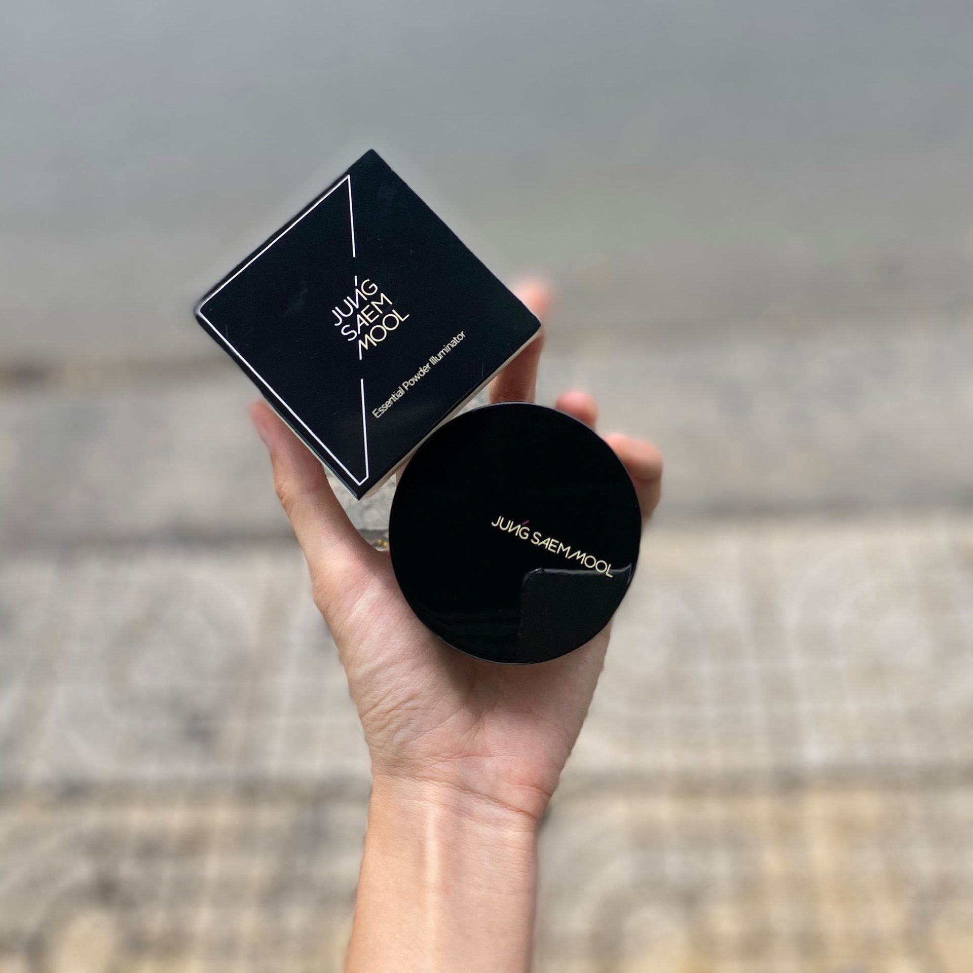 PHẤN PHỦ BỘT NHŨ BẮT SÁNG JUNG SAEM MOOL ESSENTIAL POWDER ILLUMINATOR -- Kết cấu bột mịn siêu bền giúp giữ lớp trang điểm của bạn trong suốt một khoảng thời gian dài