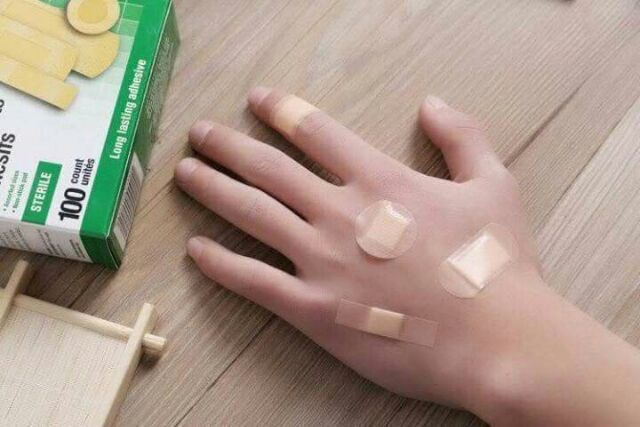 HỘP 100 MIẾNG BĂNG Y TẾ CÁ NHÂN