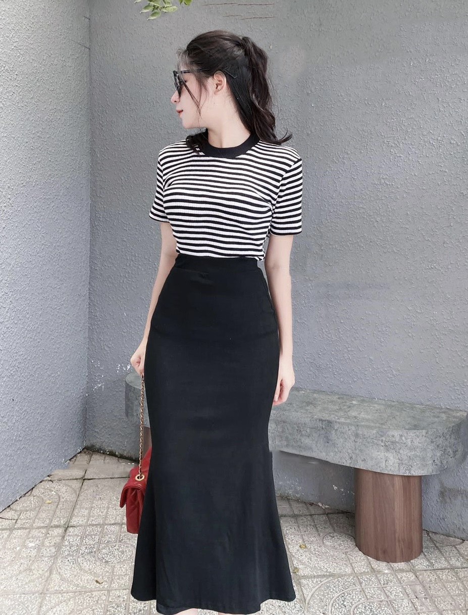 Set kèm áo kẻ và chân váy đuôi cá