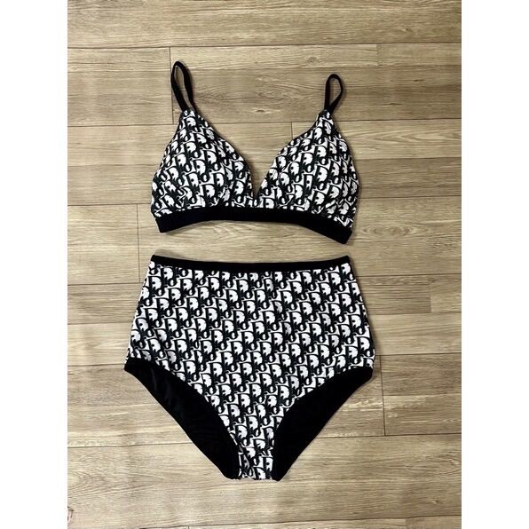Bikini 2 mảnh di o quần cạp cao che bụng.