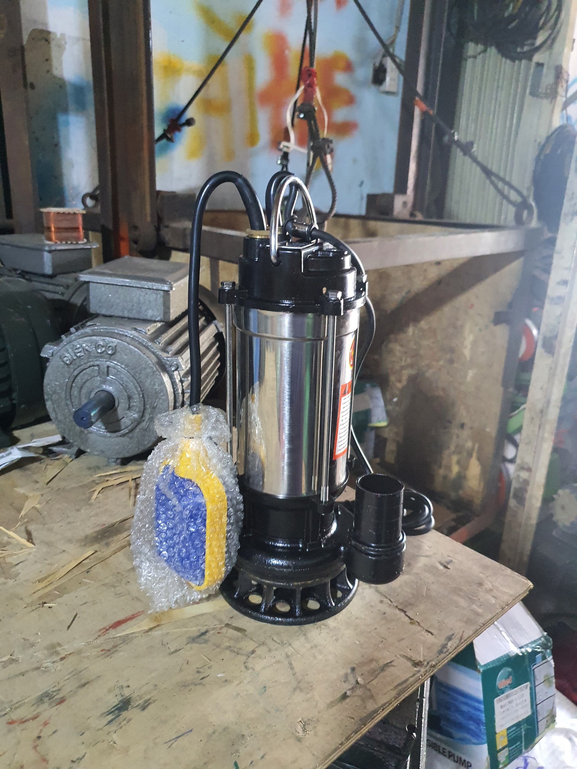 Bơm Chìm 1/2HP ( 370W) Có Phao -220V