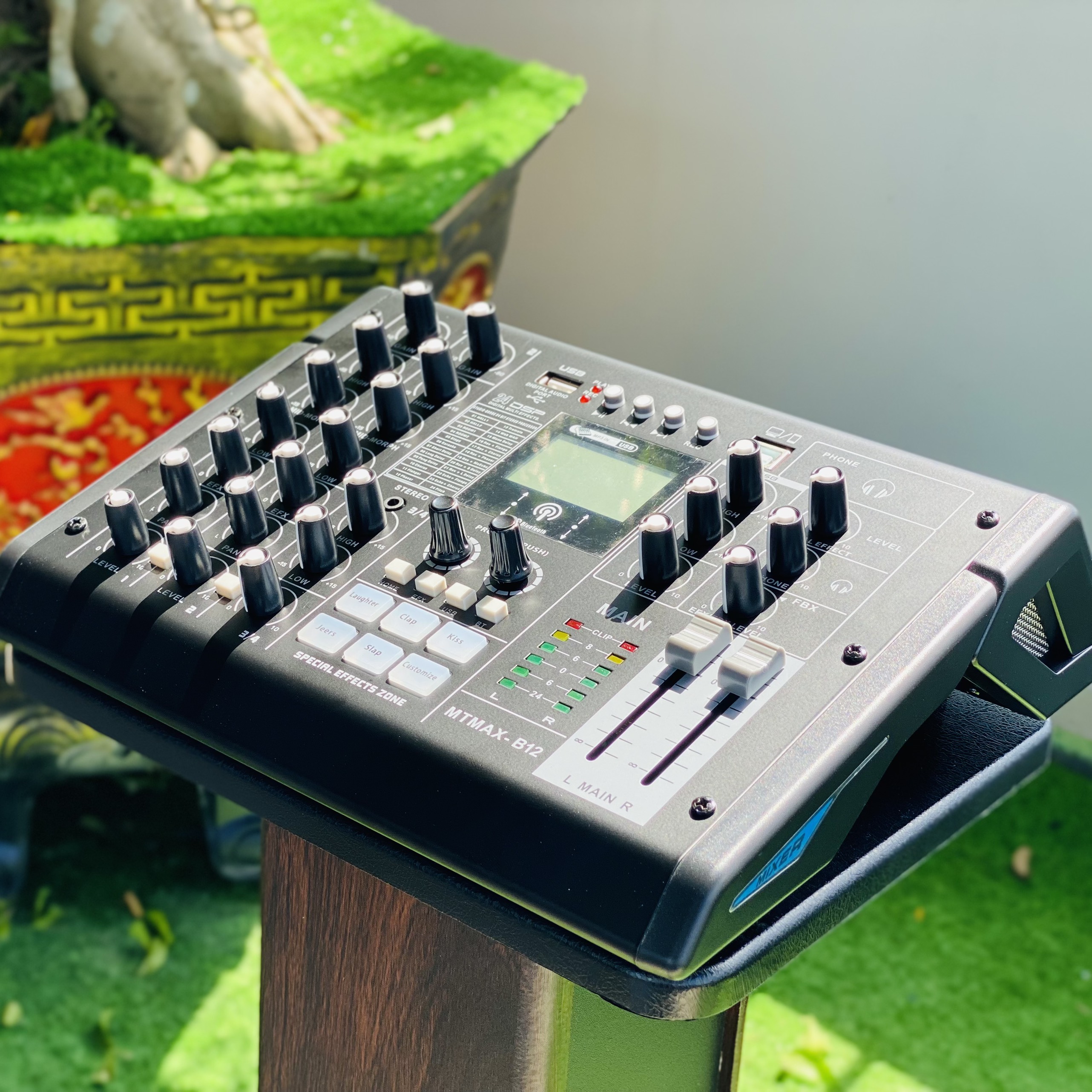 Bàn trộn âm thanh Mixer MTMax B12 - 4 kênh - Có hiệu ứng âm thanh như sound card - 24 hiệu ứng vang số DSP có thể hiệu chỉnh sâu - Có Bluetooth, tích hợp nguồn 48V - Kết nối máy tính, điện thoại thu âm, livestream - MTMax