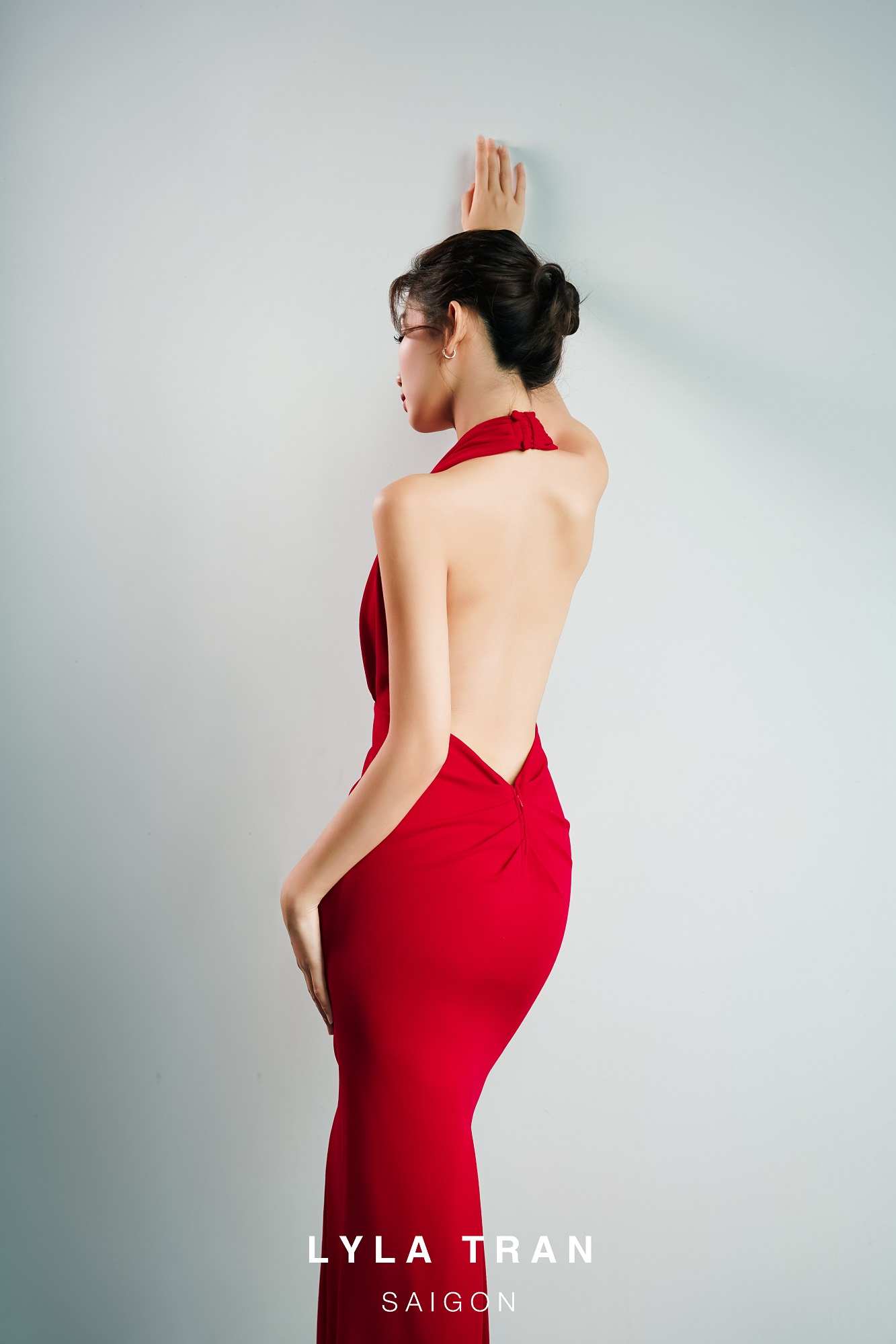 Đầm đỏ ôm body hở lưng quyến rũ