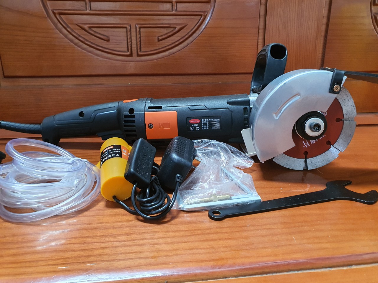 Máy cắt rãnh tường GEWANG lắp 2 đến 5 lưỡi, tặng sẵn 2 lưỡi theo máy, công suất 1800w
