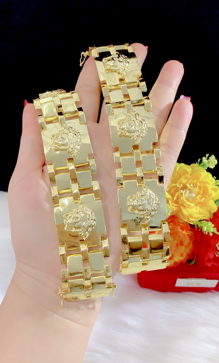 Lắc tay nam mạ vàng 24k là một sản phẩm tuyệt vời cho những ai yêu thích sức mạnh và vẻ đẹp của vàng. Sản phẩm này sẽ khiến bất kỳ ai nhìn thấy đều bị thu hút bởi sự sang trọng và đặc biệt của nó.