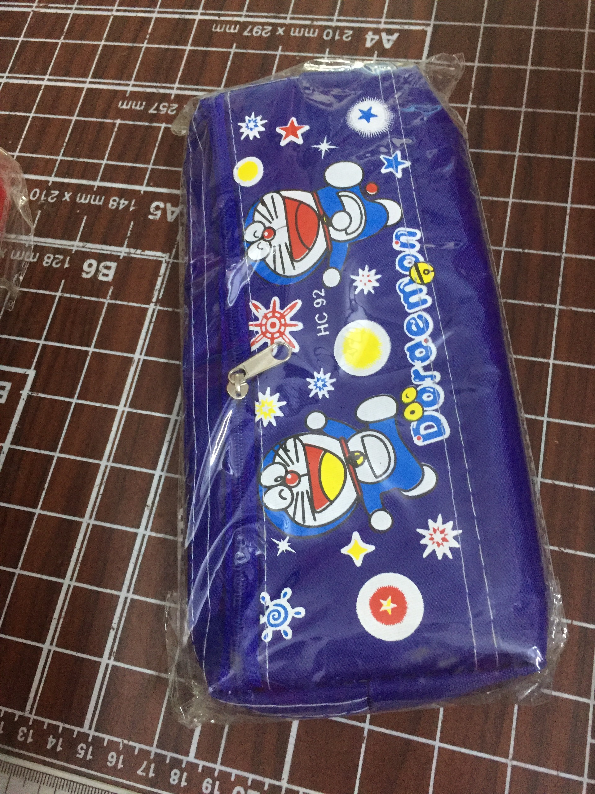 Bóp ví đựng bút viết bằng vải polyester hình Doraemon 2 ngăn