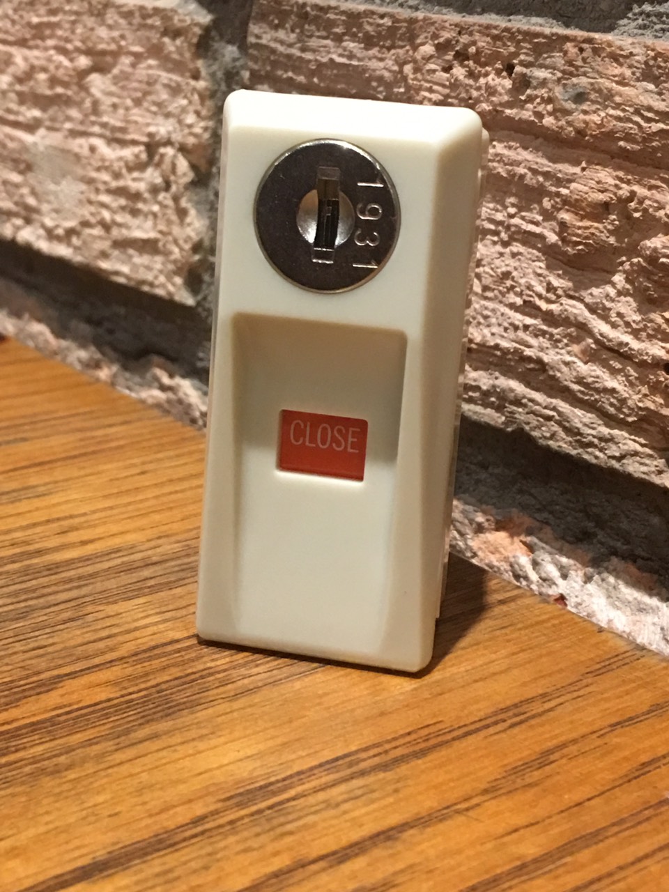 Khóa tủ sắt lùa T125 màu kem