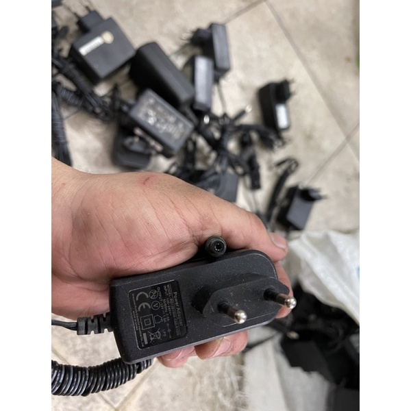 1 cục adapter 12v1,5a còn Sài tốt