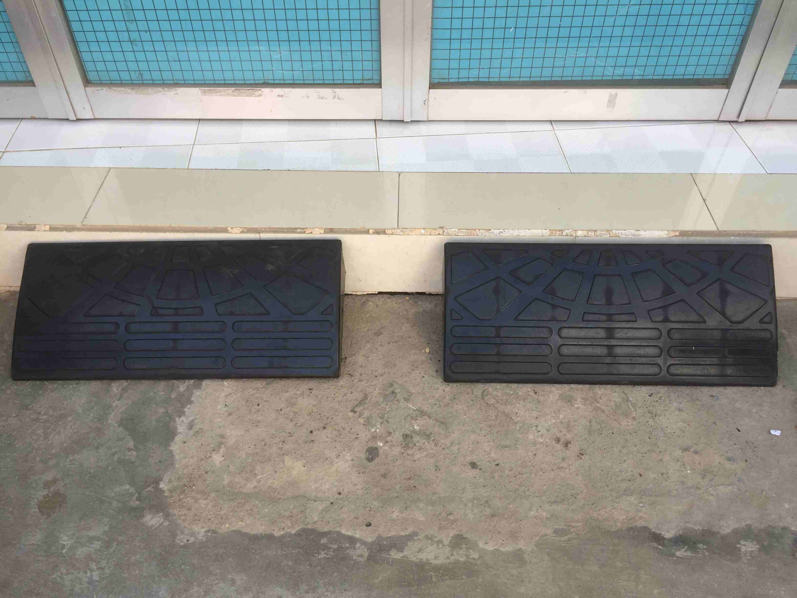 TẤM CAO SU CẦU DỐC CAO 10CM